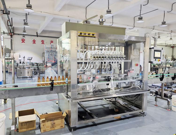 全自動化工溶液灌裝機(jī)實拍