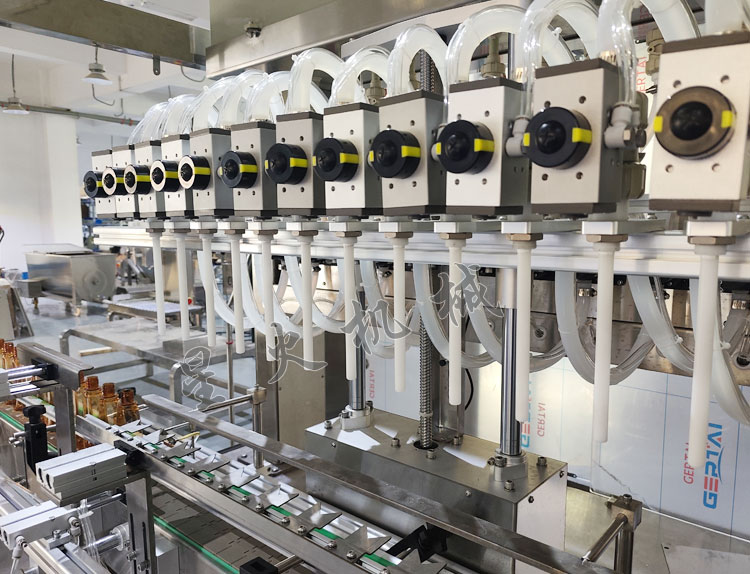 全自動化工溶液灌裝機(jī)實拍