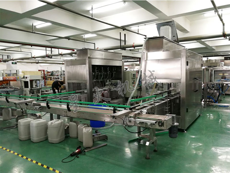 25公斤液體自動灌裝機(jī)生產(chǎn)線車間展示